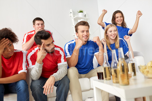 Znajomych piłka nożna fanów oglądania piłka nożna domu Zdjęcia stock © dolgachov