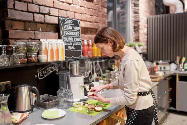 Gelukkig vrouw koken veganistisch cafe kleine bedrijven Stockfoto © dolgachov