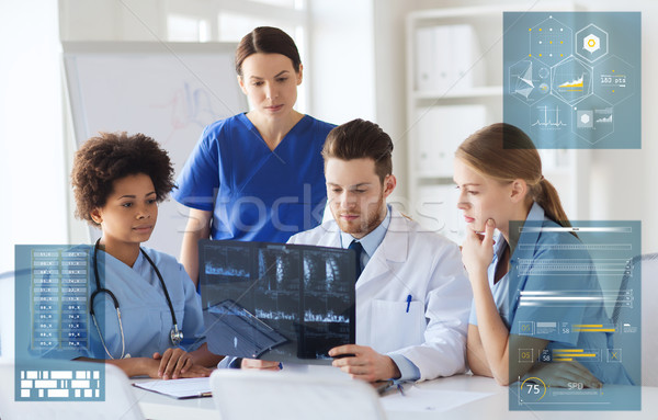組 醫生 X射線 瀏覽 醫院 商業照片 © dolgachov