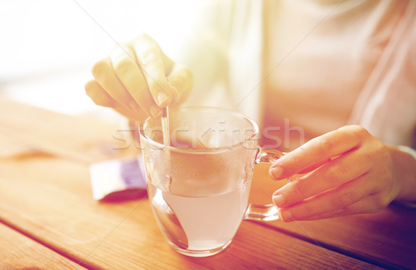 [[stock_photo]]: Femme · médication · tasse · eau · santé · médecine