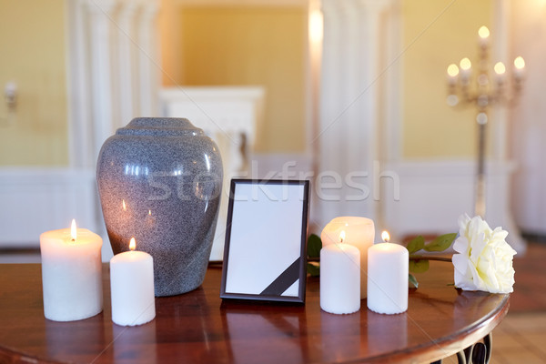 相框 甕 蠟燭 教會 葬禮 喪 商業照片 © dolgachov
