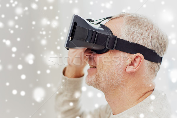 Bătrân virtual realitate setul cu cască ochelari 3d tehnologie Imagine de stoc © dolgachov