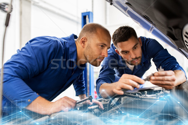 Mecanic bărbaţi cheie maşină atelier Imagine de stoc © dolgachov