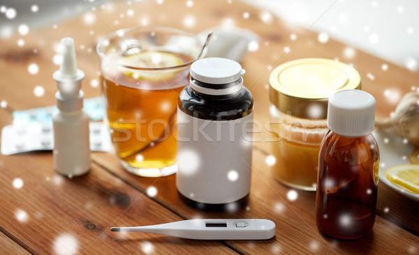 Droguri termometru miere ceaşcă ceai lemn Imagine de stoc © dolgachov