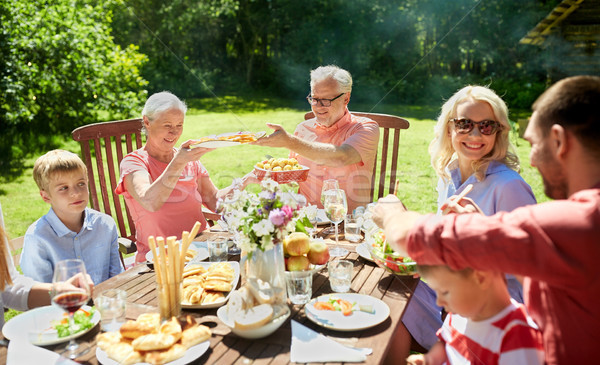 Gelukkig gezin diner zomer tuinfeest recreatie vakantie Stockfoto © dolgachov