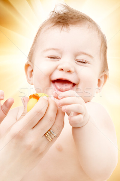 [[stock_photo]]: Rire · bébé · garçon · mère · mains · caoutchouc