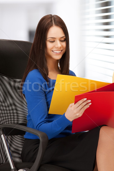 Foto stock: Jóvenes · mujer · de · negocios · carpetas · sesión · silla · Foto