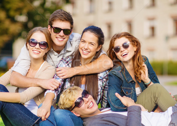 Grup studenţi adolescenti agatat afara vară Imagine de stoc © dolgachov