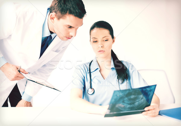 二 醫生 工人 看 X射線 圖片 商業照片 © dolgachov