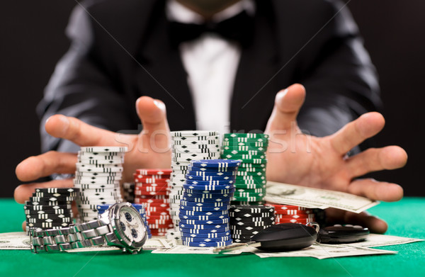 撲克 播放機 芯片 錢 賭場 表 商業照片 © dolgachov