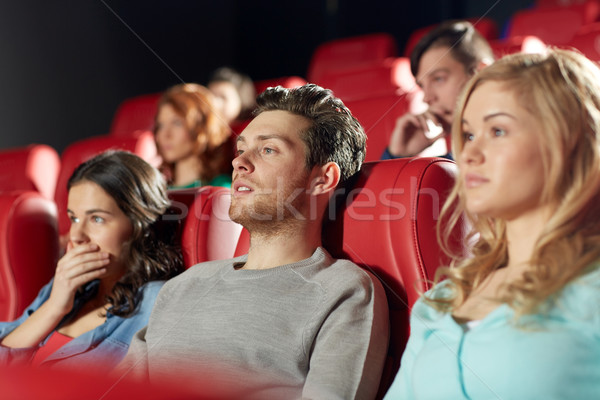 Fericit prietenii vizionarea groază film teatru Imagine de stoc © dolgachov