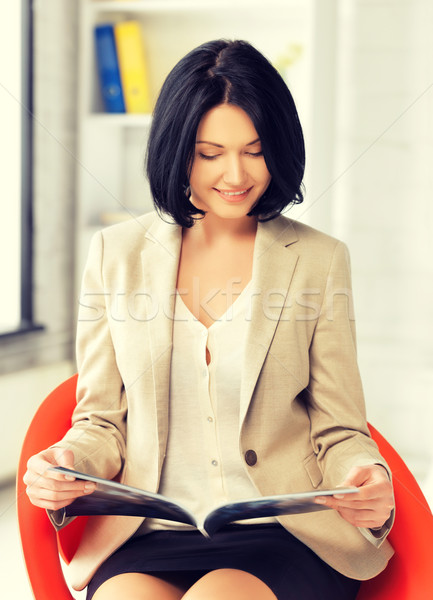Zakenvrouw magazine foto aantrekkelijk vrouw werk Stockfoto © dolgachov