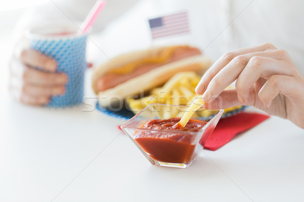 Közelkép nő kezek eszik amerikai konyha ünnepek Stock fotó © dolgachov