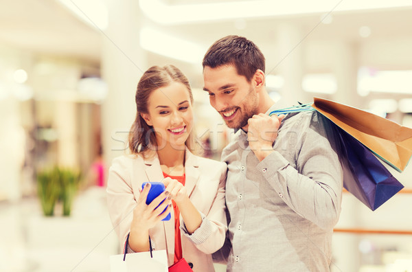 Paar Smartphone Einkaufstaschen Mall Verkauf Konsumismus Stock foto © dolgachov