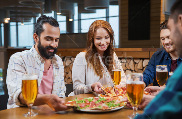 Stock foto: Freunde · Essen · Pizza · Bier · Restaurant · Freizeit