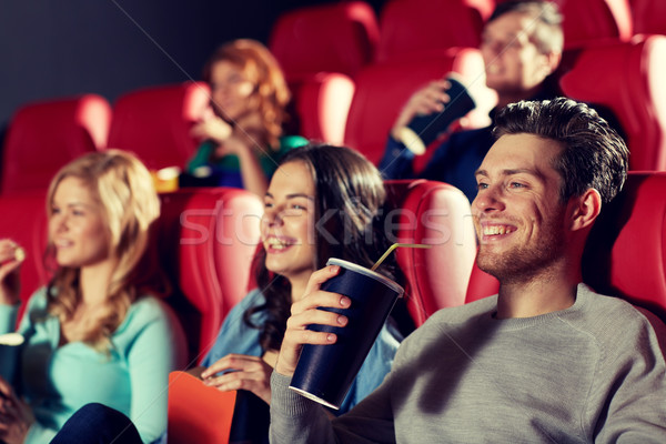 Fericit prietenii vizionarea film teatru cinema Imagine de stoc © dolgachov