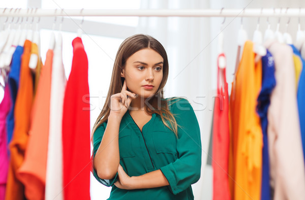 Foto stock: Mulher · escolher · roupa · casa · guarda-roupa · roupa