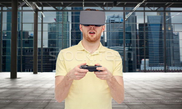 Man virtueel realiteit hoofdtelefoon gamepad 3D Stockfoto © dolgachov