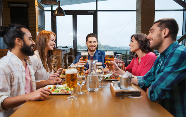 Barátok ebéd iszik sör étterem szabadidő Stock fotó © dolgachov
