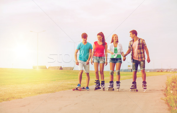 Foto d'archivio: Gruppo · sorridere · adolescenti · vacanze · vacanze · amore