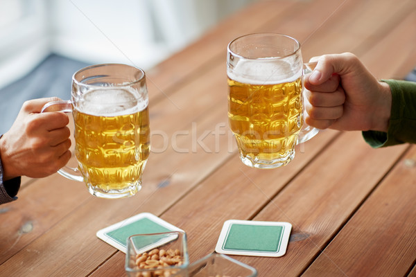 Eller bira bar birahane insanlar Stok fotoğraf © dolgachov
