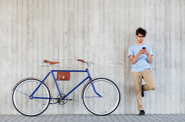 Mann Smartphone fixiert Gang Fahrrad Straße Stock foto © dolgachov