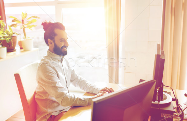 Foto stock: Feliz · criador · masculino · trabalhador · de · escritório · computador · negócio
