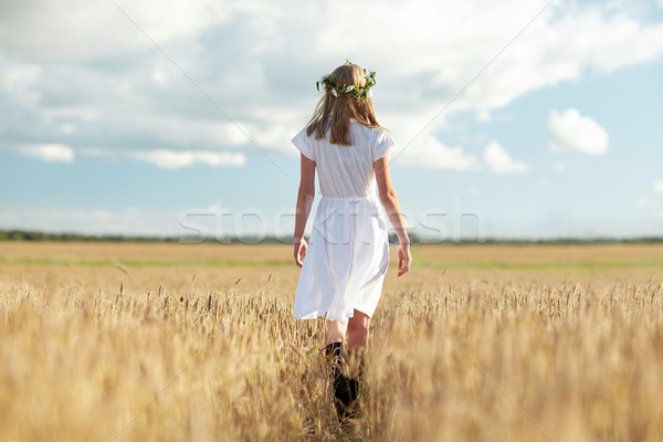 Szczęśliwy młoda kobieta kwiat wieniec zbóż dziedzinie Zdjęcia stock © dolgachov