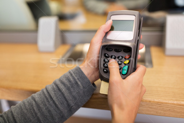 Mano pin código tarjeta lector financiar Foto stock © dolgachov