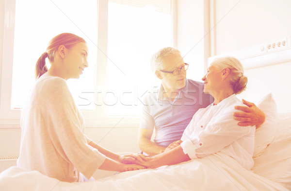Szczęśliwą rodzinę starszy kobieta szpitala muzyka wsparcia Zdjęcia stock © dolgachov
