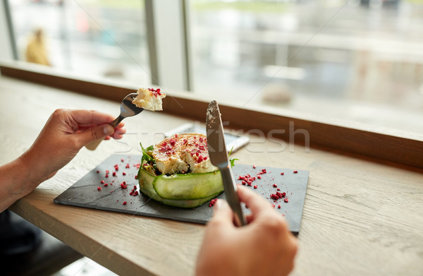 Stok fotoğraf: Kadın · yeme · keçi · peyniri · salata · mutfak