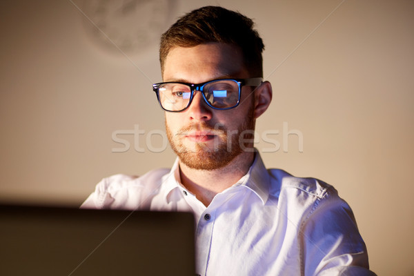 Сток-фото: бизнесмен · очки · ноутбука · ночь · служба · бизнеса