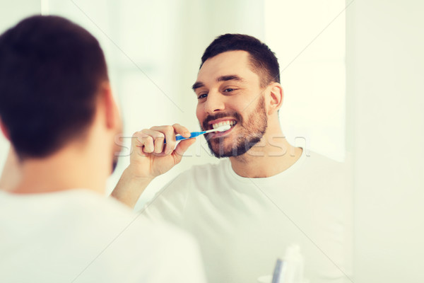 Foto stock: Homem · escova · de · dentes · limpeza · dentes · banheiro