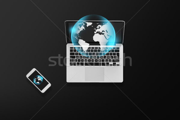 [[stock_photo]]: Portable · terre · projection · smartphone · médias · sociaux · technologie