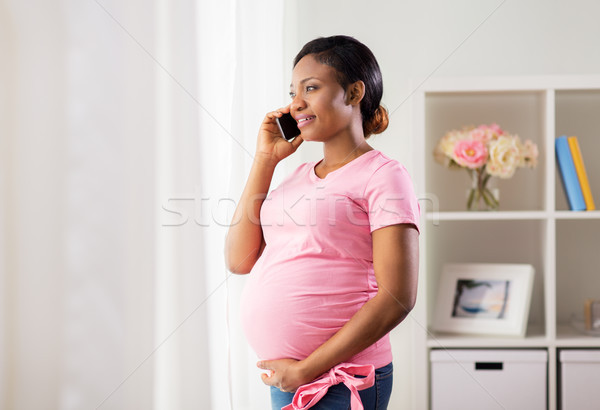 [[stock_photo]]: Heureux · femme · enceinte · appelant · smartphone · maison · grossesse