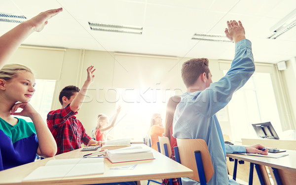 Grupo estudantes as mãos levantadas escola secundária educação aprendizagem Foto stock © dolgachov