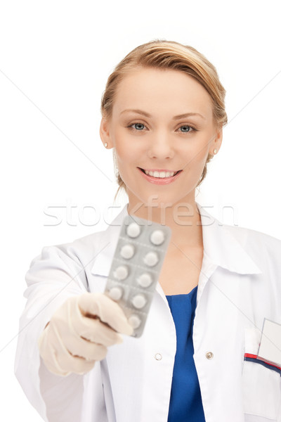 Zdjęcia stock: Atrakcyjna · kobieta · lekarza · pigułki · zdjęcie · szczęśliwy · medycznych
