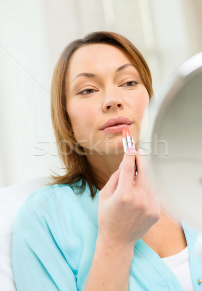 Vrouw lippenstift spiegel cosmetica Stockfoto © dolgachov