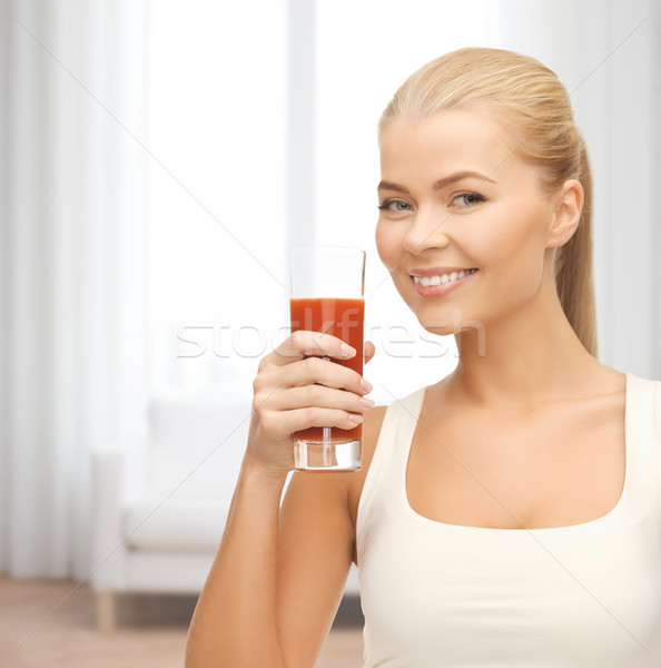 Gülümseyen kadın cam domates suyu diyet genç kadın Stok fotoğraf © dolgachov