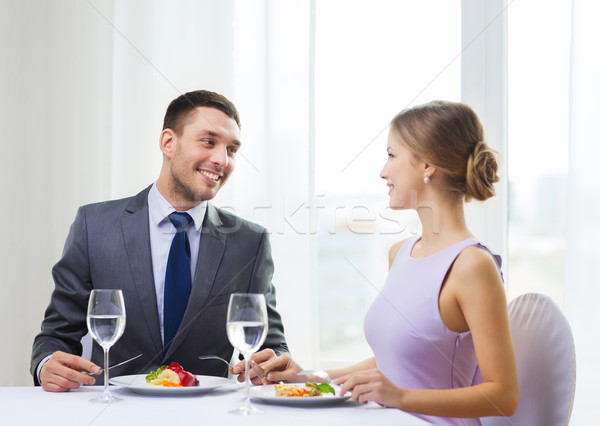 笑みを浮かべて カップル 食べ レストラン 休日 ストックフォト © dolgachov