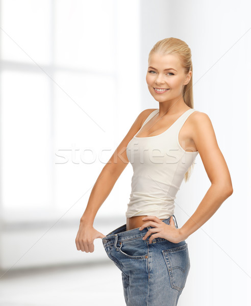 Vrouw tonen groot pants fitness Stockfoto © dolgachov