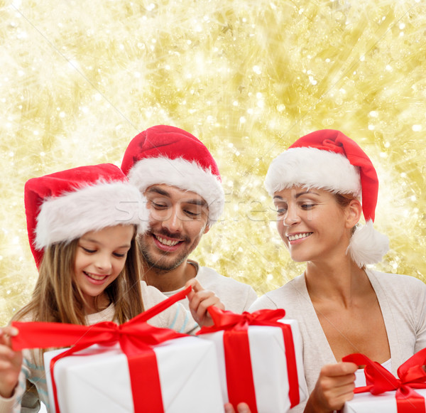 Famille heureuse helper coffrets cadeaux famille Photo stock © dolgachov