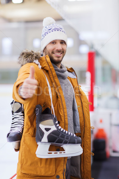 Boldog fiatalember mutat remek korcsolyázás pálya Stock fotó © dolgachov