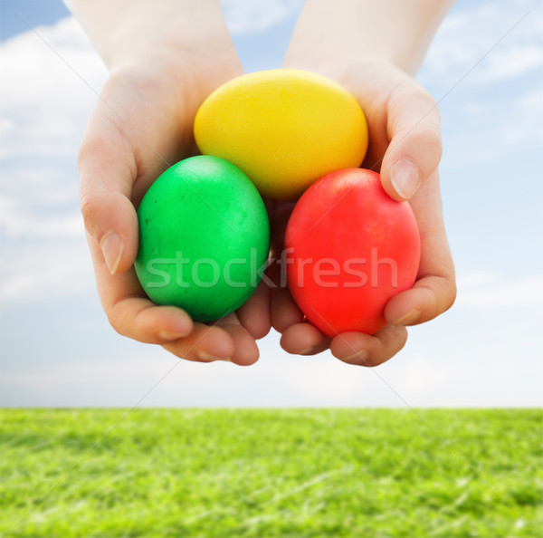 Kid handen gekleurde eieren Pasen Stockfoto © dolgachov