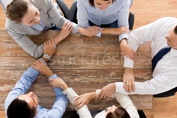 Echipa de afaceri țin de mâini tabel oameni de afaceri cooperare Imagine de stoc © dolgachov