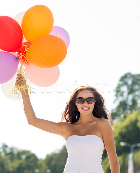 Stockfoto: Glimlachend · jonge · vrouw · zonnebril · ballonnen · geluk · zomer