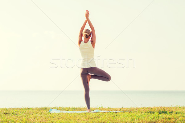 Kadın yoga açık havada geri uygunluk Stok fotoğraf © dolgachov