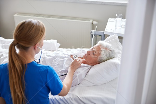 Krankenschwester Stethoskop Senior Frau Klinik Medizin Stock foto © dolgachov