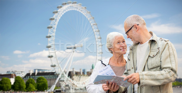 Harita konuşma Londra aile yaş Stok fotoğraf © dolgachov