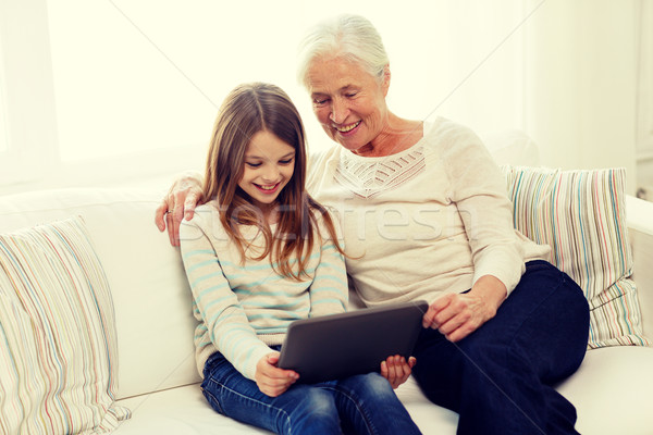 Foto stock: Sorridente · família · casa · geração · tecnologia